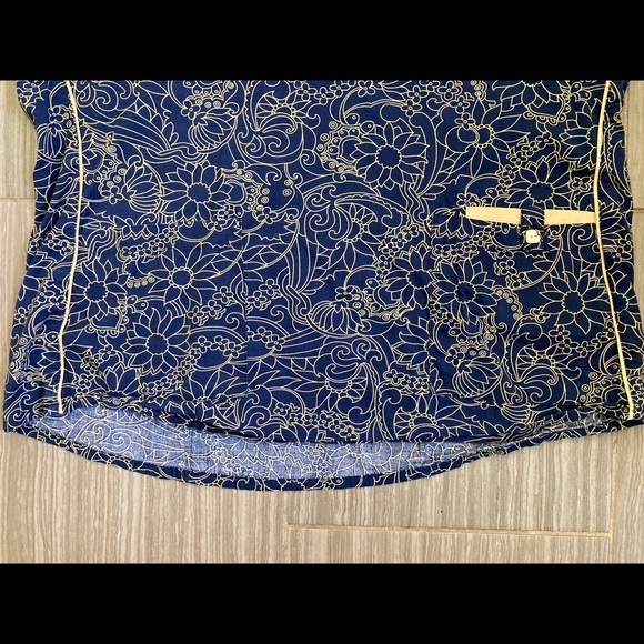 L ‘NrG by Barco Stretch’ Scrub Top with pretty whimsy! - Picture 3 of 5